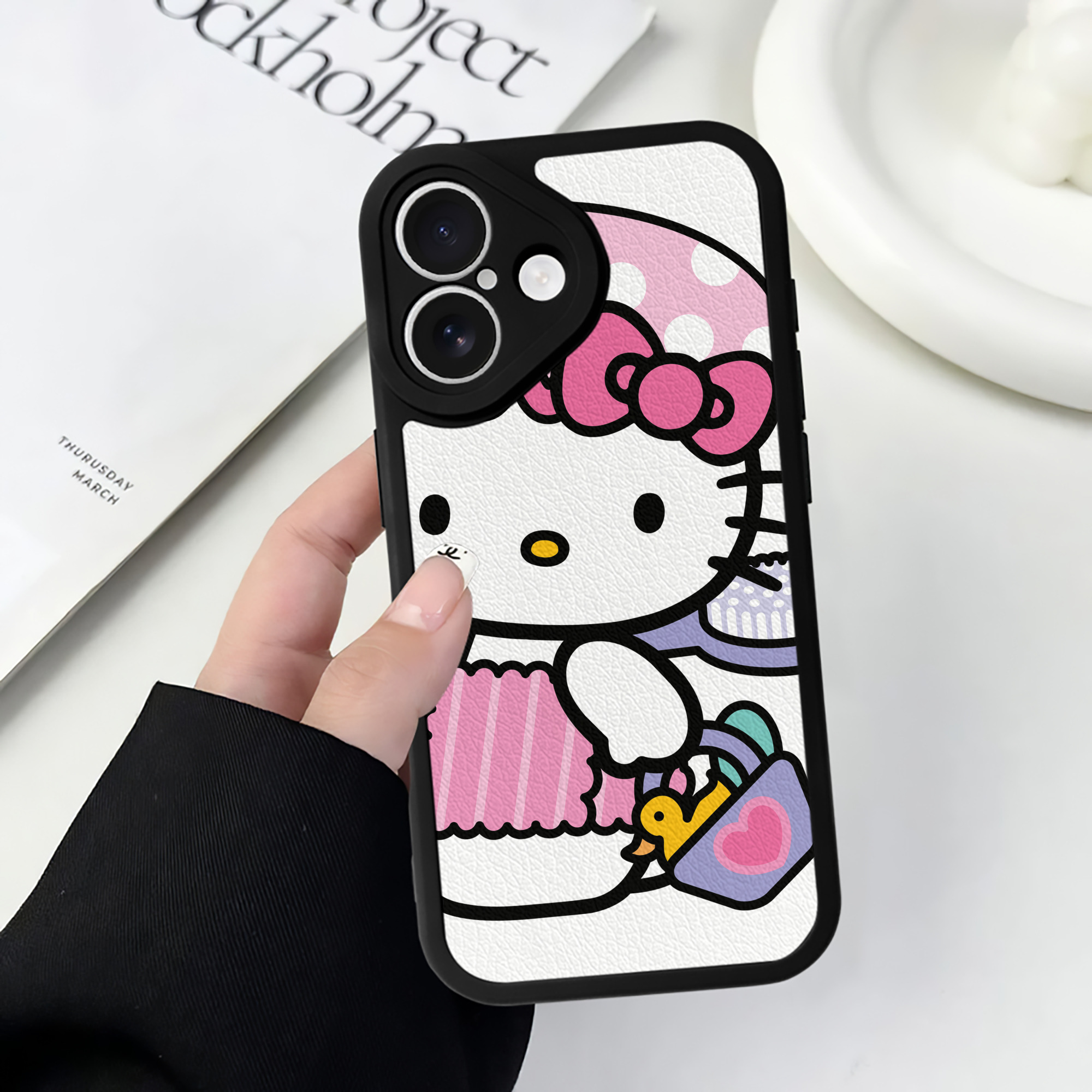 （画像用） Hello Kitty ハローキティ 【iPhone 16シリーズ対応】シリコンスマホケース（レザー調） 材質：シリコン